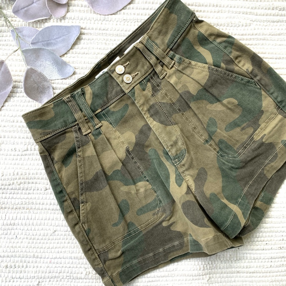 NWT Hollister camo high waisted shorts B-032